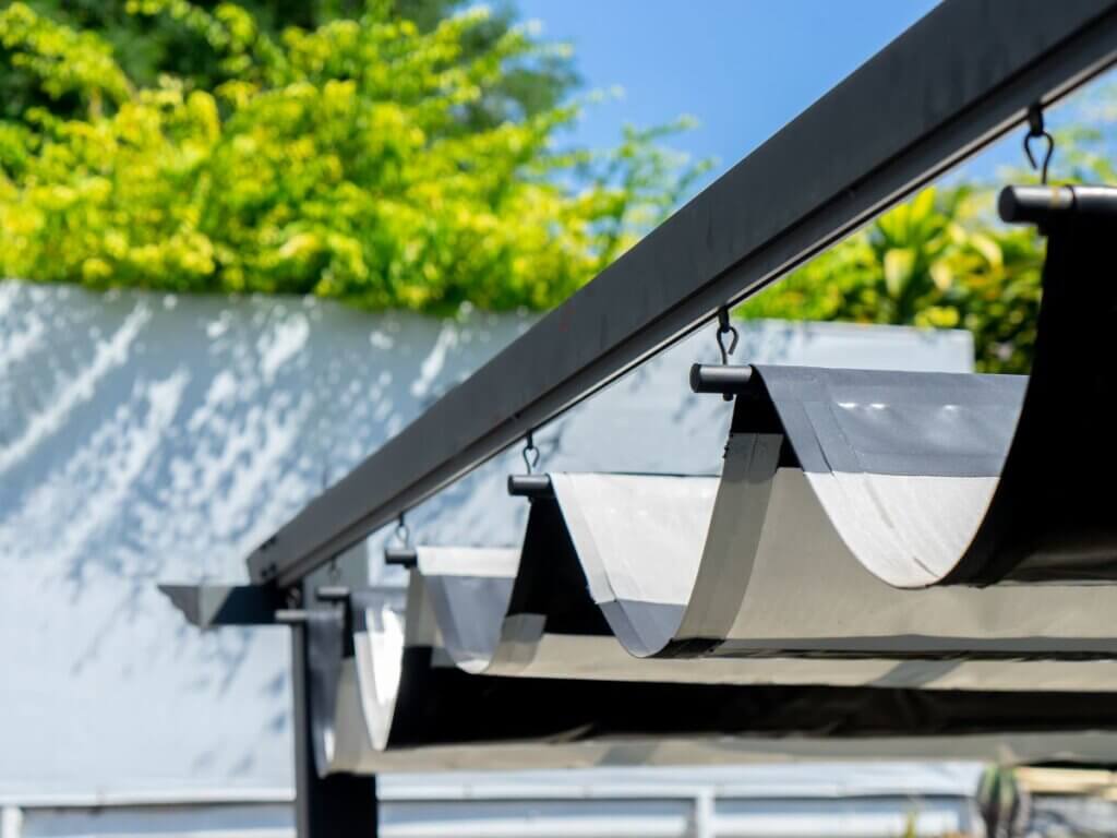 Manual retractable awnings