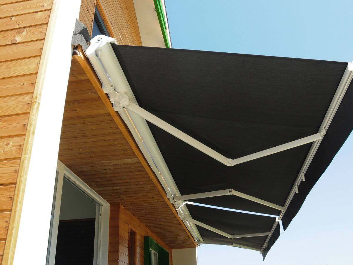 installing retractable awnings in petaluma, ca